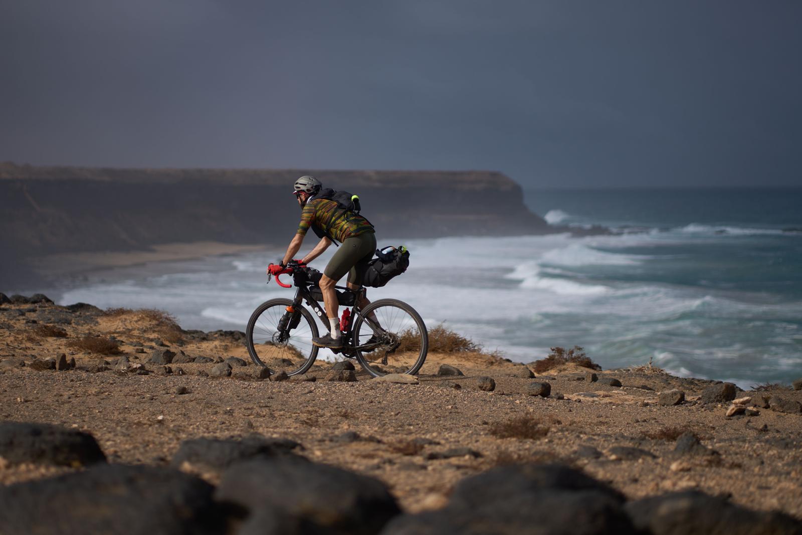 Matteo pedalando alle Canarie per la GranGuanche 2024